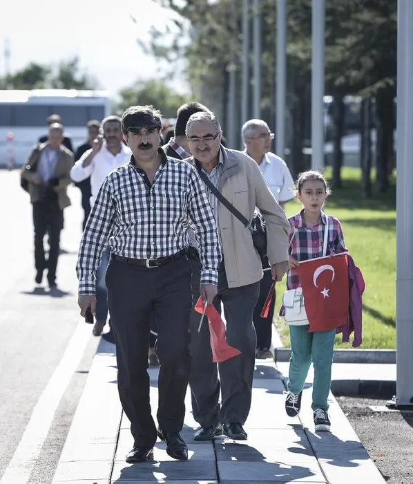 Rehinelerin aileleri havaalanına koştu