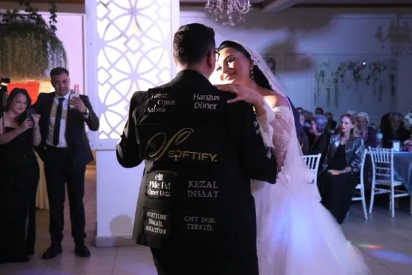 denizlide-hayrete-dusuren-olay-gorenler-bir-daha-bakti-damat-degil-yuruyen-reklam-panosu-1778405732413.jpg