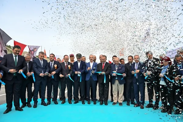 son-dakika-bolu-goynuk-cevre-yolu-hizmete-acildi-15-dakikalik-sehir-gecisi-4-dakikaya-dustu-1748178499174.jpg