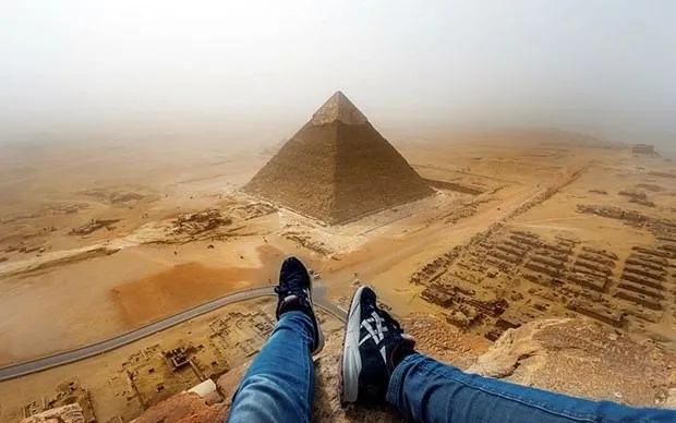 Piramitlere tırmanan turist gözaltında