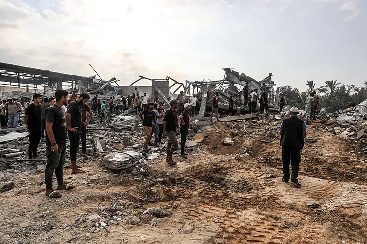 Müzakereler bitti soykırıma devam! Katil İsrail bir aileyi daha yok etti