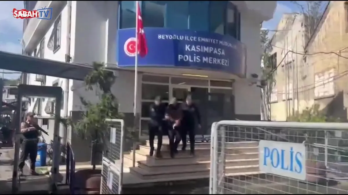 Galatasaraylı futbolcu Torreira’ya saldıran şahıs adliyeye sevk edildi | Video videosunu izle Galatasaraylı futbolcu Torreira’ya saldıran şahıs adliyeye sevk edildi | Video videosunu izle