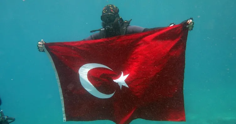 Denizin dibinde Türk bayrağı açtılar