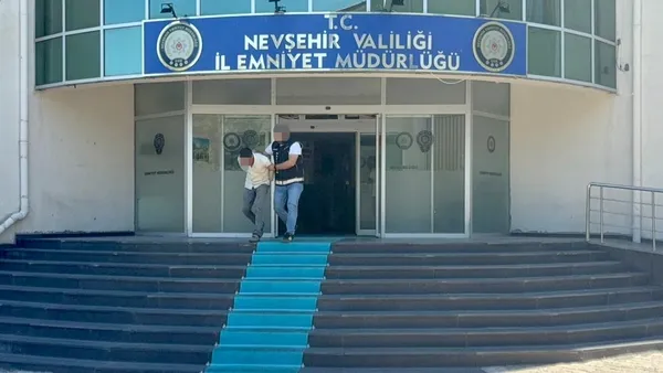 12-yil-6-ay-hapis-cezasiyla-aranan-hukumlu-polisten-kacamadi-1788786615562.jpg