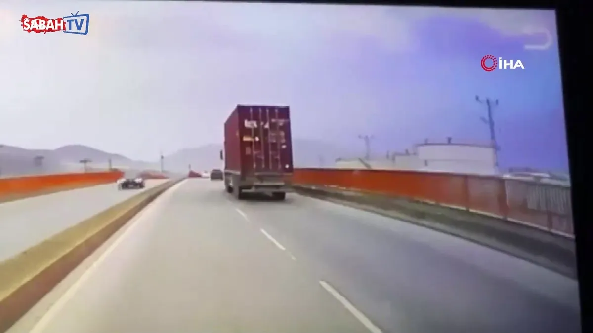 Şiddetli fırtınanın tırda taşınan konteyneri uçurduğu anlar kamerada | Video videosunu izle Şiddetli fırtınanın tırda taşınan konteyneri uçurduğu anlar kamerada | Video videosunu izle