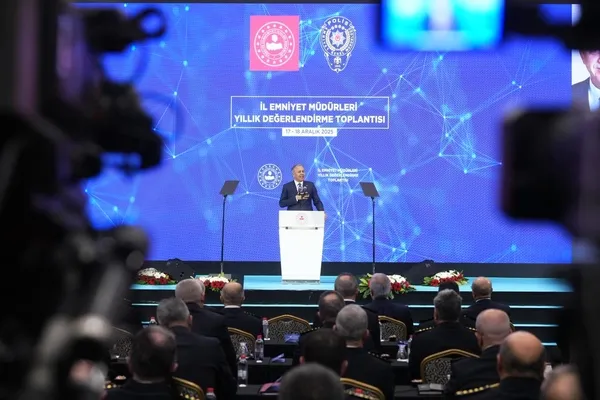 bakan-yerlikaya-emniyet-teskilatinin-bir-yillik-calismalarini-degerlendirdi-1765964468613.jpg