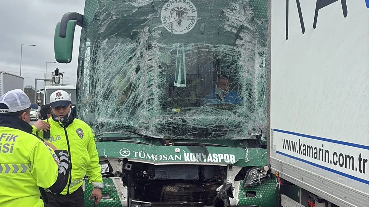 SON DAKİKA | Konyaspor U-19’un takım otobüsü TIR’a çarptı! 3 yaralı SON DAKİKA | Konyaspor U-19’un takım otobüsü TIR’a çarptı! 3 yaralı