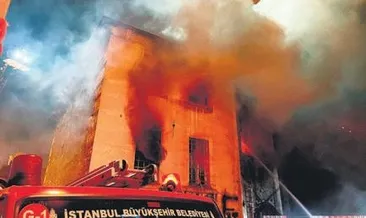 Tarihi kilisede korkutan yangın