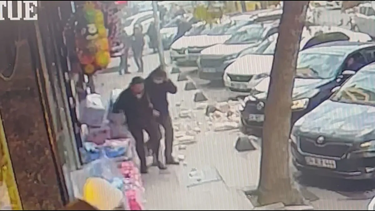 Güngören’de 5 katlı binadaki balkondan parçalar koptu! O anlar kamerada Güngören’de 5 katlı binadaki balkondan parçalar koptu! O anlar kamerada