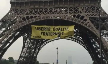 Eyfel Kulesinde Le Pen’e karşı afiş