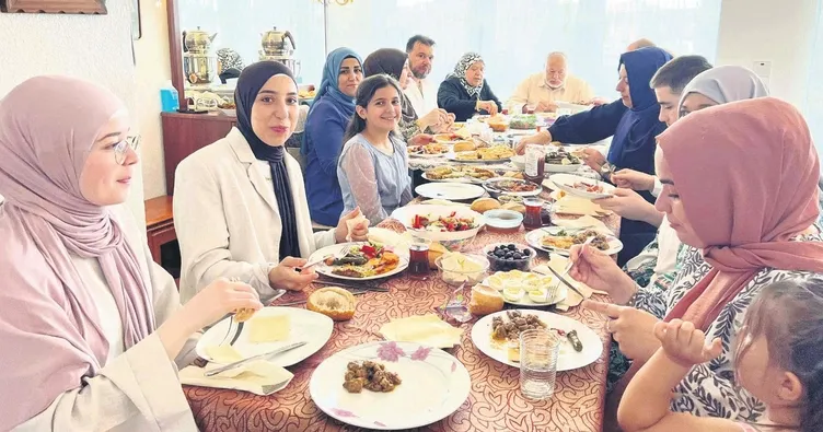 Dört nesil bayram sofrasına oturdu