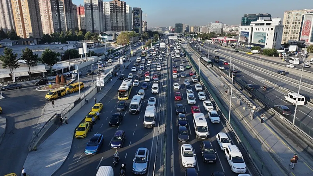 İstanbul’da haftanın üçüncü iş gününde trafik yoğunluğu yaşanıyor İstanbul’da haftanın üçüncü iş gününde trafik yoğunluğu yaşanıyor