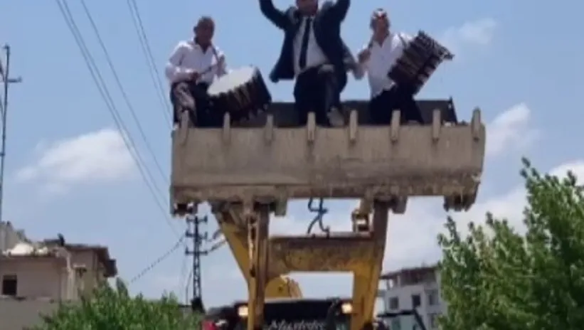 Böyle düğün görmediniz! Gelin almaya kepçenin kovasında böyle gitti