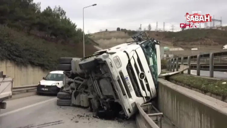 TEM'de asfalt taşıyan kamyon devrildi!