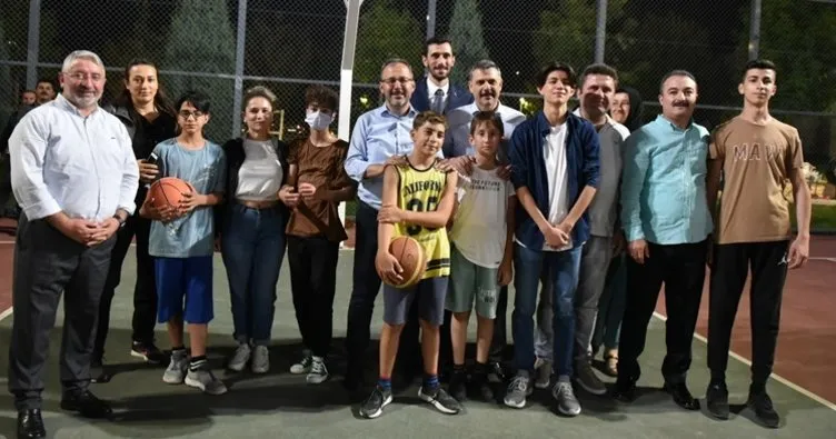 Bakan Kasapoğlu, Çorum’da gençlerle basketbol oynadı