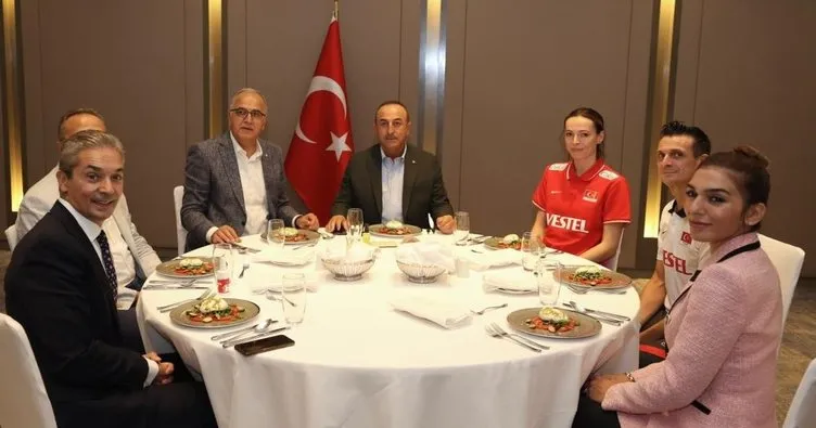 Bakanı Çavuşoğlu, Filenin Sultanları’yla buluştu