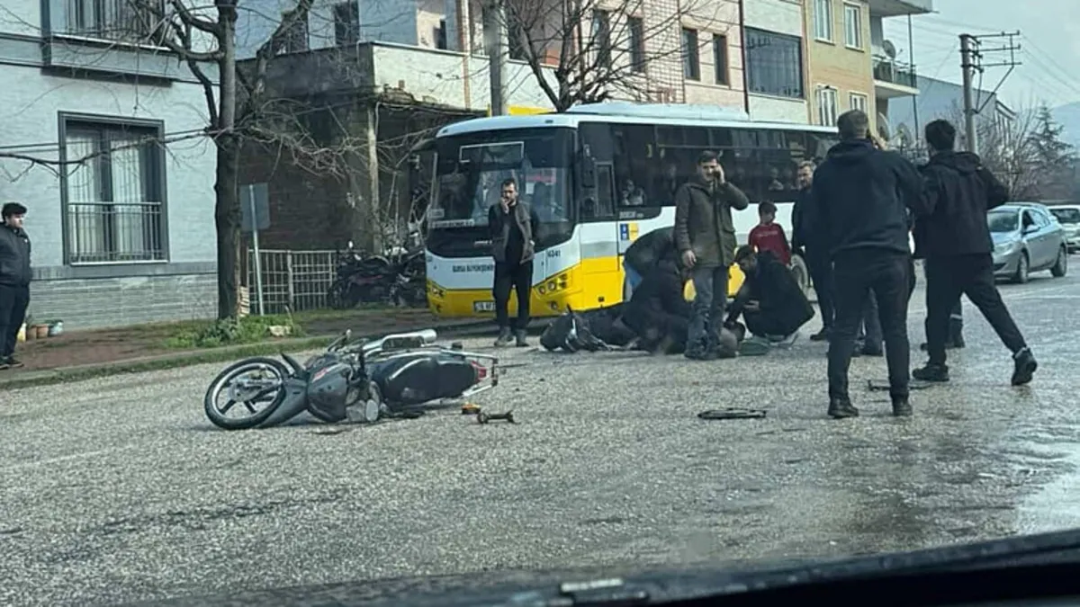 Bursa’da feci kaza: Motosikletler kafa kafaya çarpıştı! 1’i ağır 2 yaralı Bursa’da feci kaza: Motosikletler kafa kafaya çarpıştı! 1’i ağır 2 yaralı