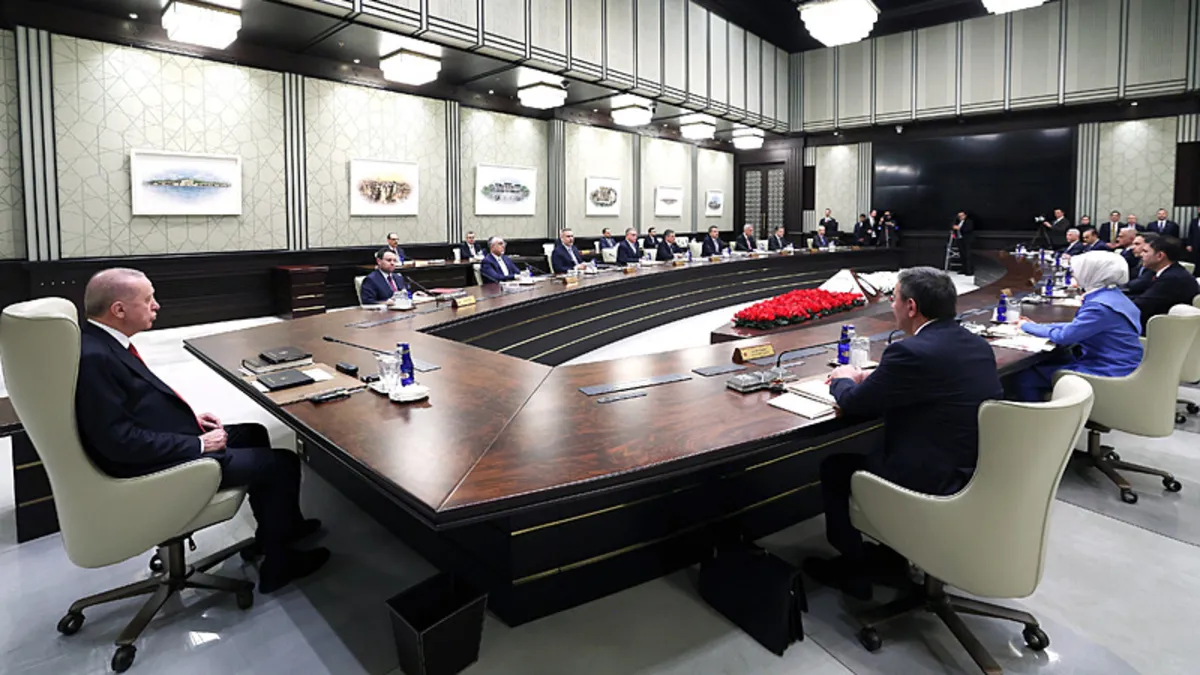 SON DAKİKA… Başkan Erdoğan yarın Cumhurbaşkanlığı Kabinesi’ni topluyor: Okul saldırıları ve Gülistan Doku dosyası masada! SON DAKİKA… Başkan Erdoğan yarın Cumhurbaşkanlığı Kabinesi’ni topluyor: Okul saldırıları ve Gülistan Doku dosyası masada!