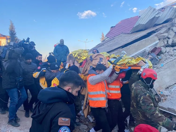 Kahramanmaraş deprem bölgesinde ağlatan anlar: 2 aylık bebek ölümünden parmağını emerek çıktı!