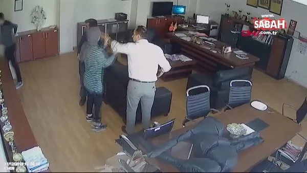 İstanbul'da kızına küfür eden öğrenciyi müdürün odasında döven baba kamerada | Video