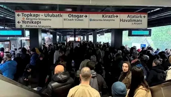 ataturk-havalimanikirazli-metro-hattinda-teknik-ariza-nedeniyle-seferler-aksadi-1735404014947.jpg