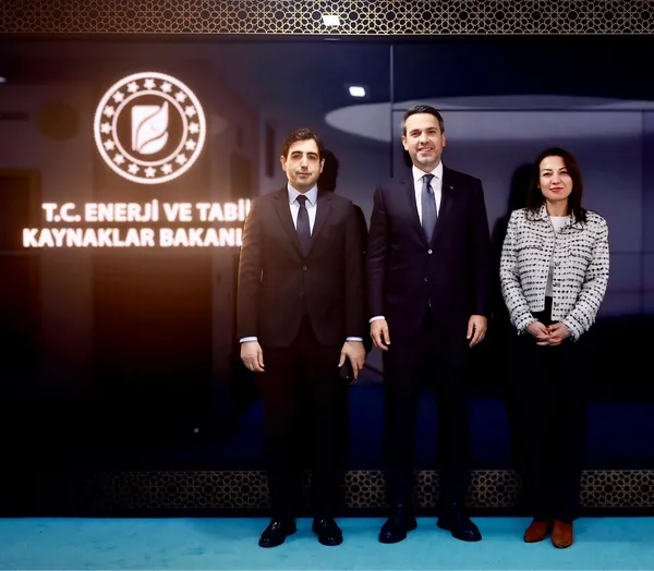 sabahtan-enerji-ve-tabii-kaynaklar-bakani-bayraktara-ziyaret-enerji-gundemi-masaya-yatirildi-1774880403706.jpg