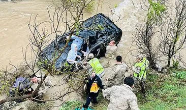 Gümüşhane'de feci kaza! Hafif ticari araç dereye devrildi: 1 ölü, 4 yaralı #gumushane