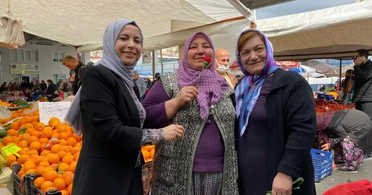 Alanya AK Parti Kadın Kolları, pazarda kadınlara karanfil dağıttı