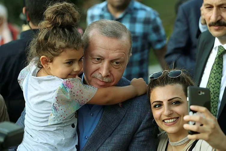 BaÅkan ErdoÄan, NakkaÅtepe Millet Bahçesi'ni gezdi vatandaÅlarla sohbet etti