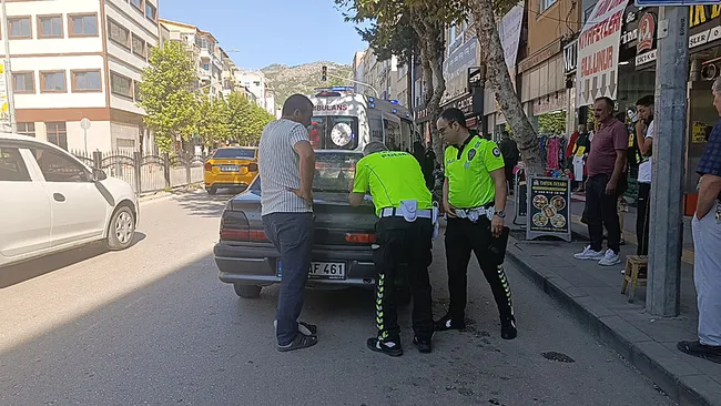 acilan-arac-kapisi-kazaya-sebep-oldu-gozluk-caminin-parcalari-yuzune-saplandi-1788276046867.jpeg