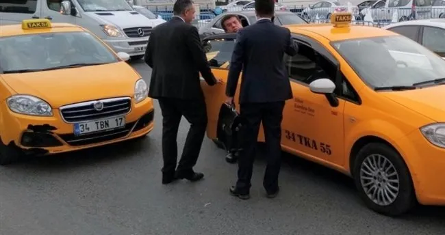 Trafikte kalan Bakan Zeybekci görüşmeye taksiyle gitti