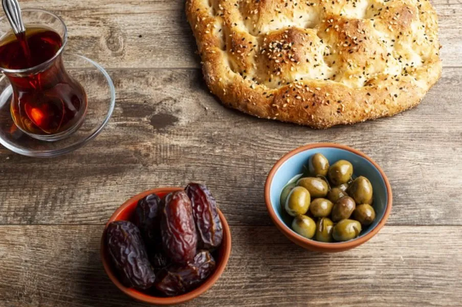 Sahurda ne yenir, ne yenmez? Susatmayan, tok tutan yiyecekler ve içecekler ile örnek sahur menüsü