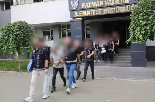 batmanda-sahte-atama-belgesi-operasyonu-30-milyon-tllik-vurgun-1758529318068.jpg