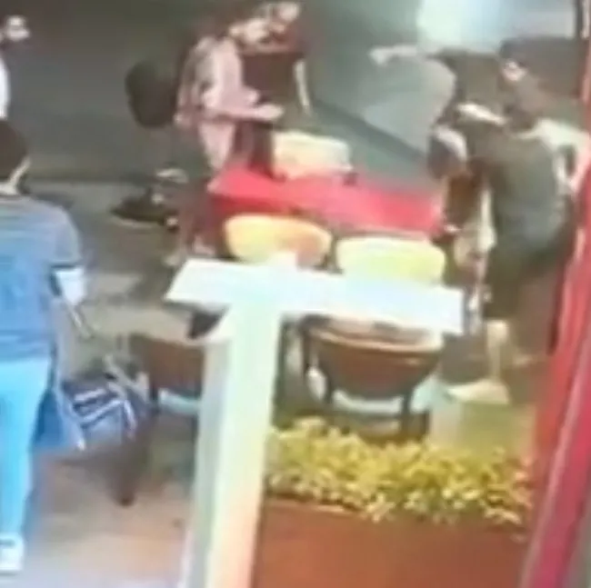 Sosyal medya yayını kanlı bitti: Kağıthane’de bıçaklı saldırı kamerada!