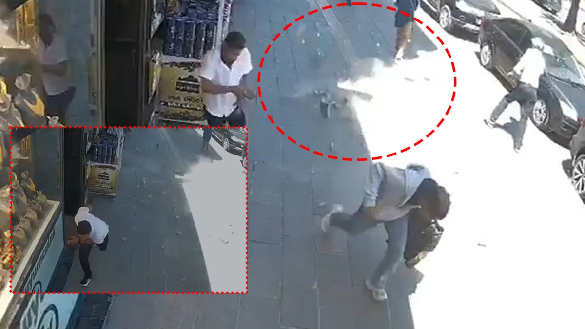 Van'da bir binadan kopan beton parçalarının düştüğü Cumhuriyet Caddesi'nin genel görünümü.