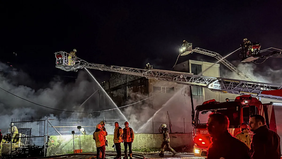 Pendik’te palet fabrikasında yangın: 1 buçuk saat sonra kontrol altına alındı! Pendik’te palet fabrikasında yangın: 1 buçuk saat sonra kontrol altına alındı!