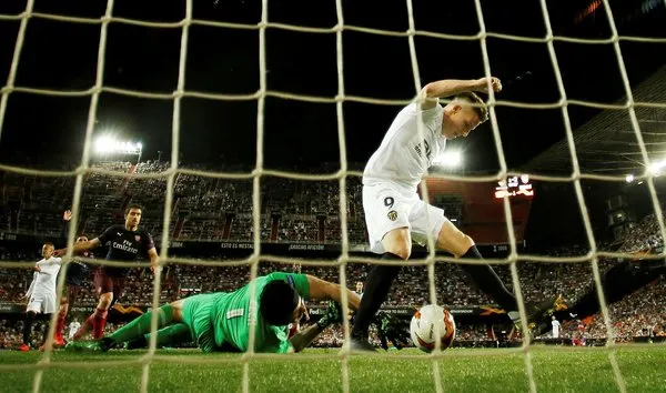 Valencia - Arsenal maçında son düdük çaldı, saha karıştı!