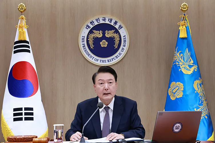 Tarihte bir ilk: Polisler başkanlık konutunu bastı! Güney Kore lideri barikatlara rağmen tutuklandı