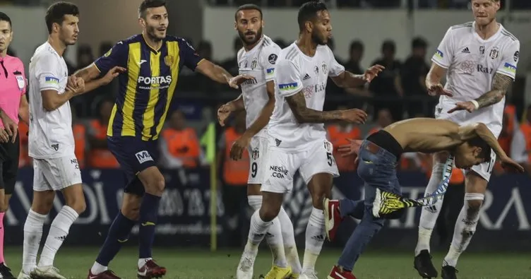 Son dakika: Ankaragücü - Beşiktaş maçının sonunda olaylar çıktı! Taraftar sahaya girdi, futbolculara saldırdı...