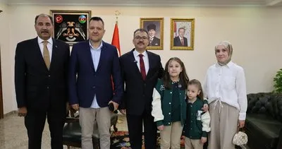 Vali Turan yağmur altında İstiklal Marşı okuyan Zeynep Ece’ye ödül verdi #igdir