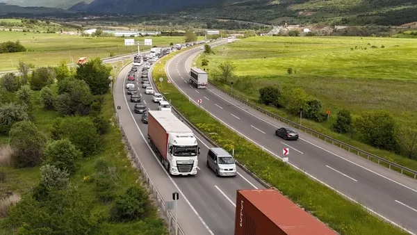 kurban-bayrami-tatili-bitti-donus-yolu-trafik-cilesi-bitmedi-o-yollardaki-yogunluk-dron-ile-goruntulendi-1780321235949.jpg