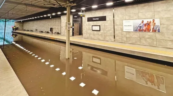 bursa-saganak-yagmura-teslim-oldu-metro-istasyonlarini-su-basti-seferler-durdu-1720168637427.jpg