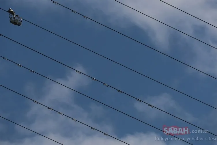İstanbul Boğazı’nın 280 metre yukarısında kesintisiz elektrik için ölüme meydan okuyorlar
