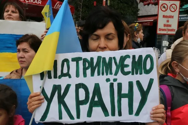 antalyada-yasayan-ukraynalilardan-rusyaya-sert-tepki-1645712795347.jpeg