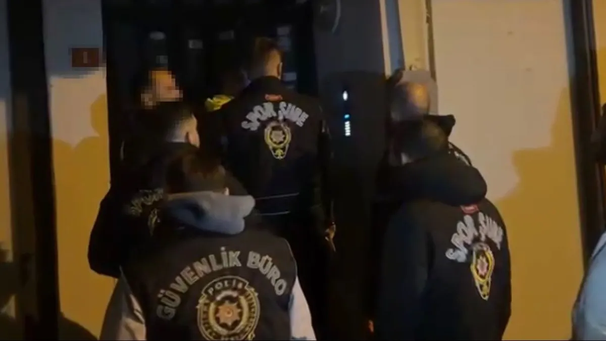 “Karaborsa” operasyonu… Sahte kartlarla statlara taraftar soktular “Karaborsa” operasyonu… Sahte kartlarla statlara taraftar soktular