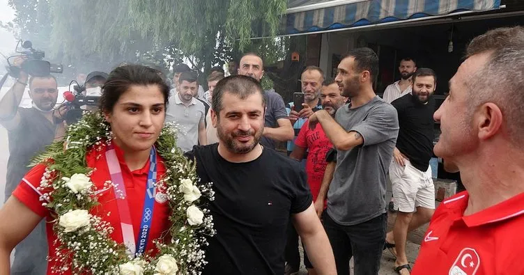 Busenaz Sürmeneli, Trabzon’da coşkuyla karşılandı
