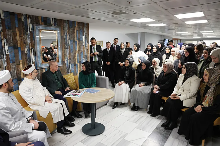 Başkan Erdoğan, cuma namazı sonrası Gençlik Merkezi’ni ziyaret etti...