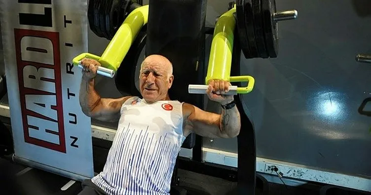 71 yaşındaki Hayrettin Sönmez, 250 kilo kaldırarak, 65+ kategorisinde bir ilke imza attı