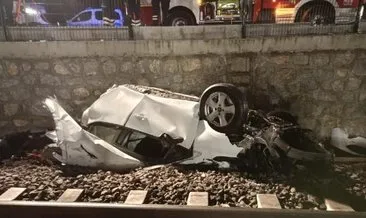 Ankara’da feci kaza: Otomobil köprüden demir yoluna düştü!