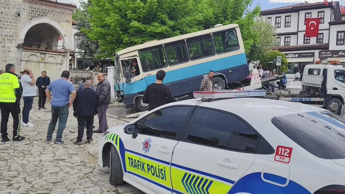 Freni boşalan dolmuş tarihi çarşıya daldı: 1 yaralı Freni boşalan dolmuş tarihi çarşıya daldı: 1 yaralı